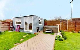 Love Lancing By The Sea With Optional Large Hot Tub Sleeps Up To 8 & Free Parking