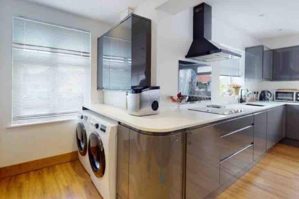 Love Lancing By The Sea With Optional Large Hot Tub Sleeps Up To 8 & Free Parking Villa Exterior photo