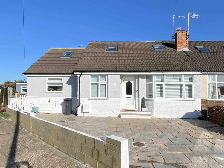 Love Lancing By The Sea With Optional Large Hot Tub Sleeps Up To 8 & Free Parking Villa Exterior photo