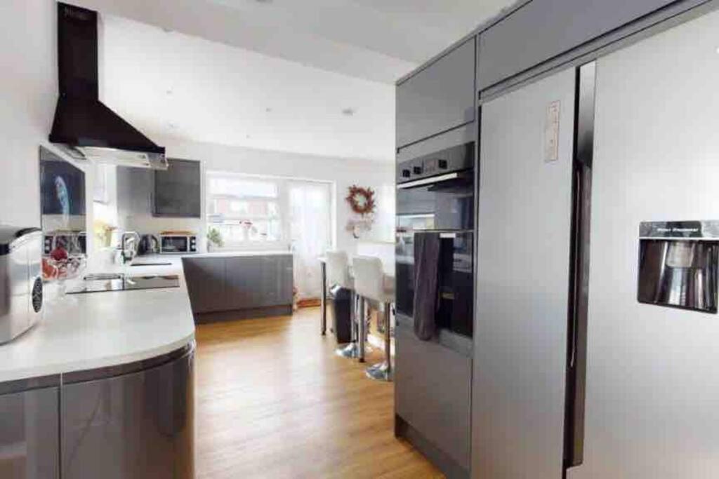Love Lancing By The Sea With Optional Large Hot Tub Sleeps Up To 8 & Free Parking Villa Exterior photo